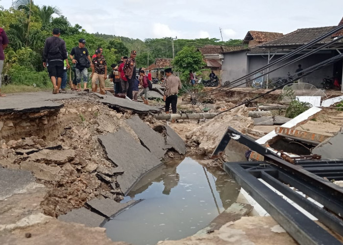 Akibat Banjir, Akses Jalan Utama Desa Suak Sidomulyo Lamsel Rusak Parah, Ini Kata Wabup Lamsel