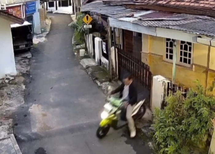 Heboh! Motor Honda Beat Raib Sekejap di Halaman Rumah Bandar Lampung, Wajah Pelaku Terekam CCTV
