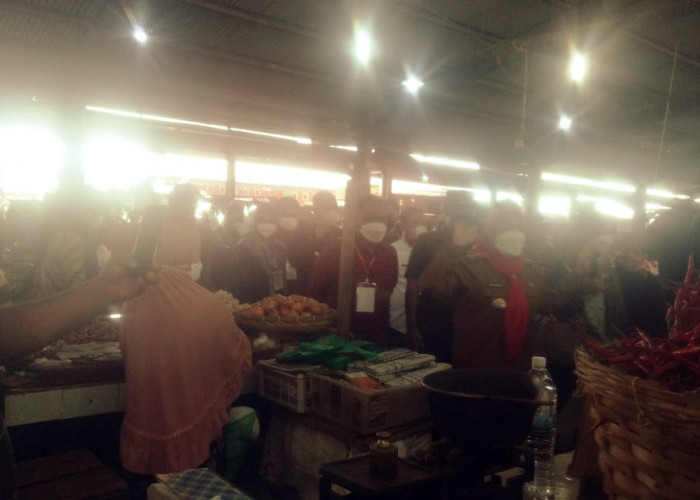 Jelang Kedatangan Presiden Joko Widodo, Pedagang Pasar Pasir Gintung Curhat ke Bunda Eva
