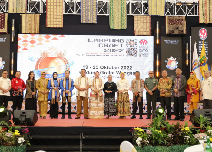 Didampingi Ibu Riana, Gubernur Lampung Arinal Djunaidi Buka Lampung Craft 2022