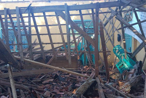 Termakan Usia, Atap Balai Dusun Ambruk saat Hujan Deras Mengguyur