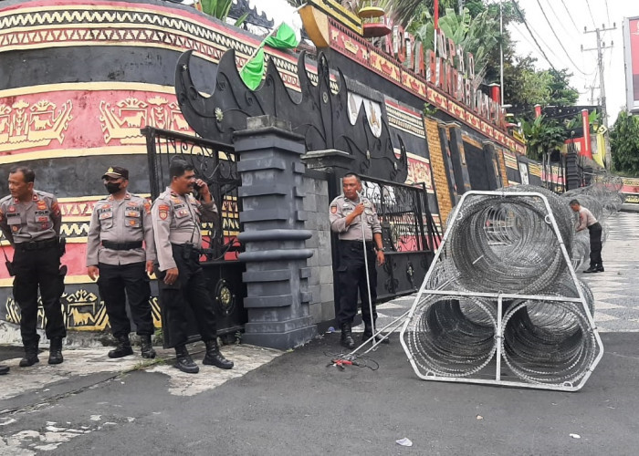 Beredar Kabar Ada Aksi Penolakan Kenaikan BBM, Kawat Berduri Terpasang di Gerbang DPRD Bandar Lampung