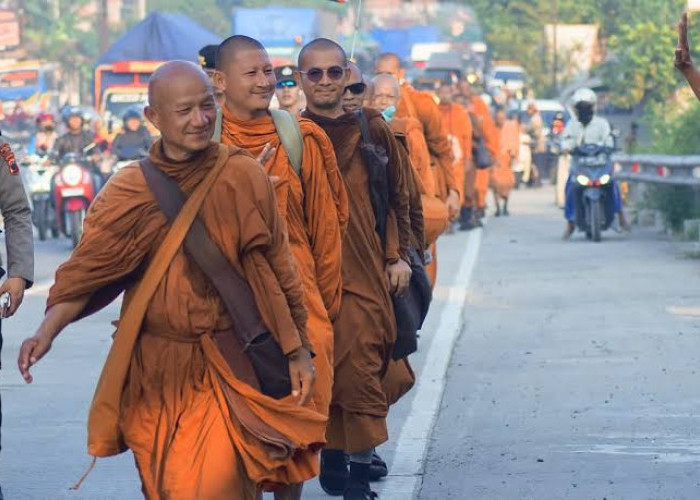 Tiba di Magelang, 32 Biksu Thailand Disambut Penuh Antusias dan Penghormatan