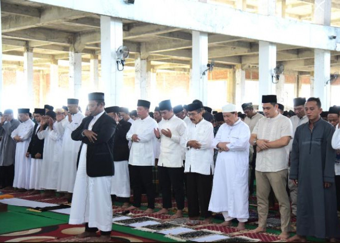 Sejarah Baru, Ribuan Jamaah Ikuti Sholat Idul Adha Perdana di Masjid Agung Al-Hijrah Kota Baru