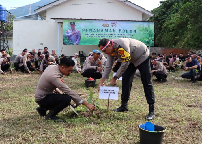 HUT Bhayangkara Ke-78, Polres Tanggamus Lampung dan Polsek Jajaran Tanam 1.000 Pohon
