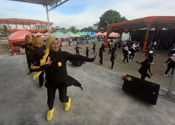 Coach Lilis Beraksi, Puluhan Ibu-ibu Ikuti Line Dance di Nobar Piala Dunia dan Fun Food Festival Radar Lampung