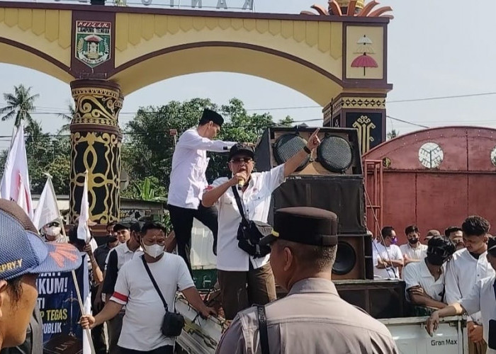 Massa Aksi Desak Pemkab Lampung Tengah Segera Sikapi Status Hukum Sekda