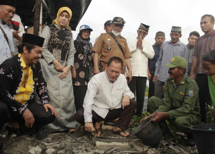 Momen Ramadan, Pj Bupati Tulang Bawang Qudrotul Ikhwan Bedah Rumah Guru SD di Rawajitu Timur