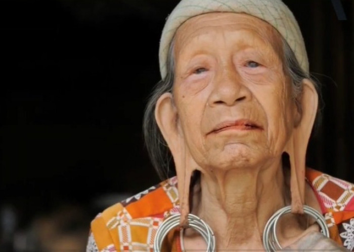 Tradisi Unik Suku Dayak Kalimantan, Ada yang Memanjangkan Telinga Sebagai Tren Kecantikan