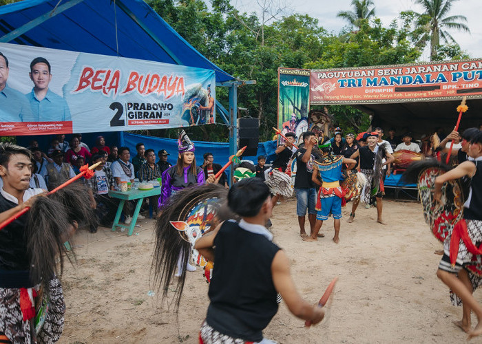 TKD Prabowo-Gibran Gelar Kampanye Unik Pertunjukan Kuda Lumping di Lampung Timur   