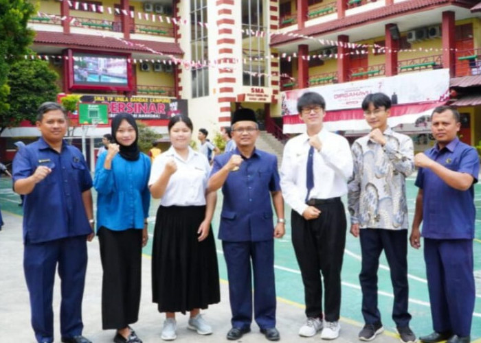 Guru Asal Thailand dan Filipina Mengajar di SMA YP Unila