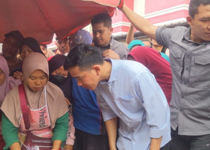 Datang ke Lampung Gibran Rakabuming Raka Diminta Borong Cabai dan Tahu oleh Pedagang