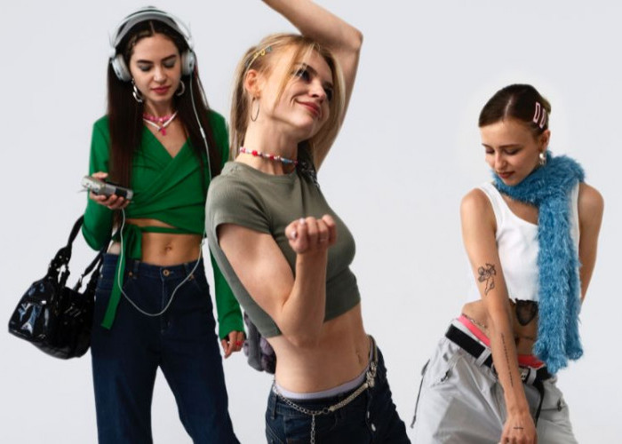 Gaya Vintage Comeback! Ini 5 Baju Wanita Y2K yang Sedang Digandrungi