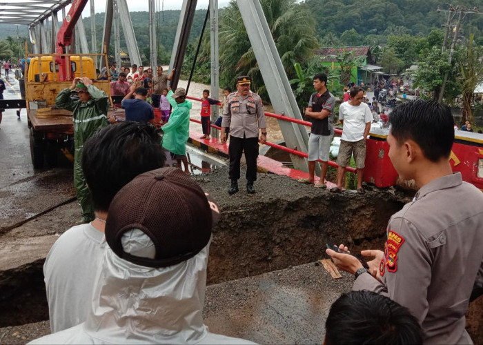 Jembatan Way Laay Kembali Amblas, Jalur Lampung-Bengkulu Lumpuh Total