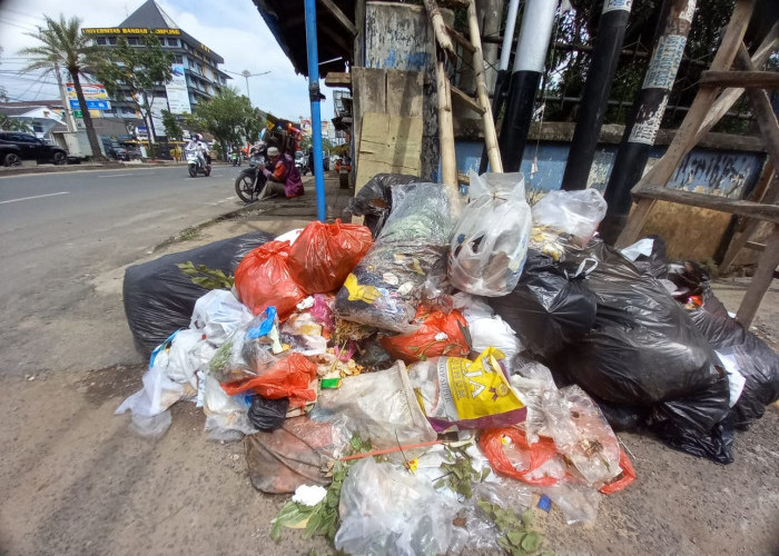 Miris, Sampah Plastik Menumpuk di Pinggir Jalan Teuku Umar