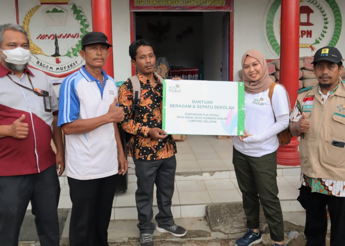 PLN Donasikan Perlengkapan Sekolah untuk Anak Korban Banjir di Lampung Selatan