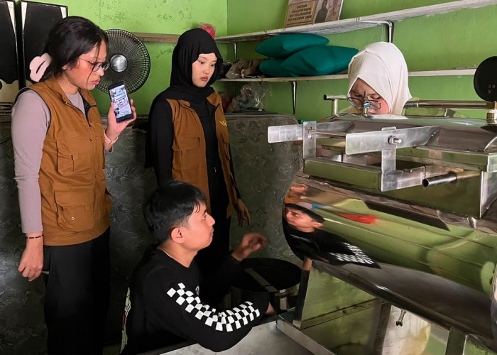 Menggoreng Keripik Pisang Tanpa Gosong, Itera Kenalkan Teknologi Vacuum Fryer untuk UMKM