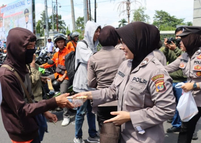 Bentuk Peringati May Day, Polisi Bagikan Cokelat ke Massa Aksi Unjuk Rasa 