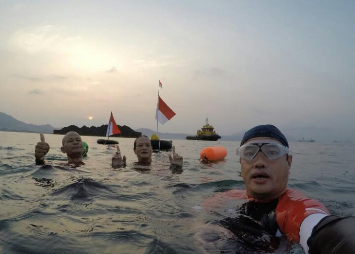 Wow, Berenang dari Pantai Kunyit ke Pantai Mutun, Ini Sensasi Komunitas Berenang Pantai Kunyit Lampung 