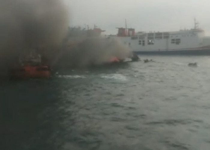 Penumpang Kapal KMP Royce 1 yang Terbakar di Laut Banten Dievakuasi