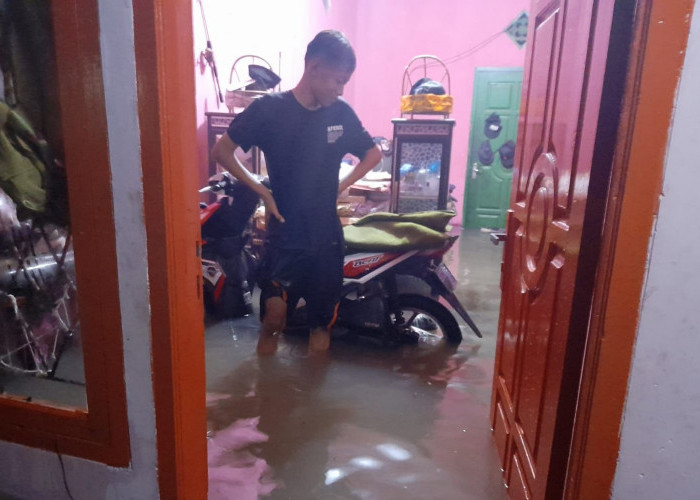 Hujan Deras Guyur Metro, Warga di Lokasi Langganan Banjir Hanya Bisa Pasrah