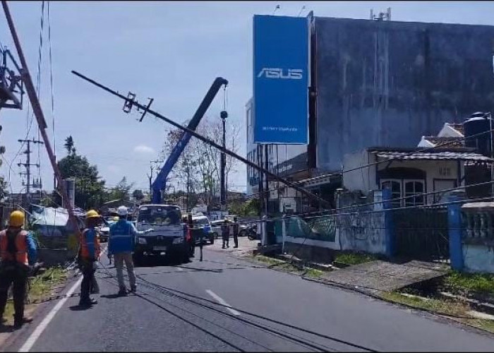 Diduga Karena Angin Kencang, Tiang Listrik Bertegangan Tinggi Roboh di Bandarlampung