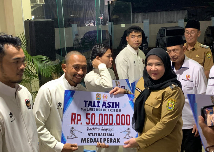 Bunda Eva Guyur Bonus Puluhan Juta dan Hadiah Umroh bagi Atlet Bandar Lampung Peraih Medali SEA Games 2025