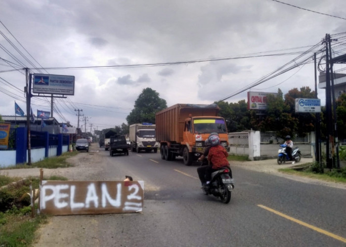 Langkah Preemtif, Polres Pringsewu Pasang Water Barrier Dan Banner Peringatan Di Gorong-gorong Yang Ambles