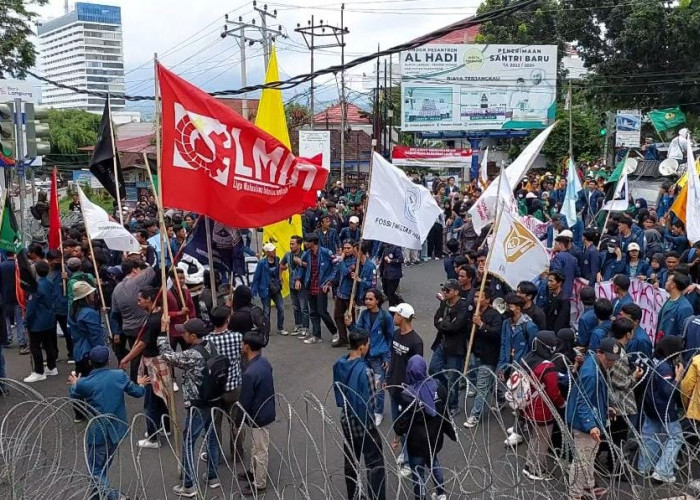 Ribuan Masa Aliansi Lampung Memanggil Lakukan Aksi Didepan Gedung DPRD Tuntut Pencabutan UU Ciptaker