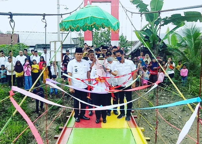 Bupati Meresmikan Jembatan Gantung Sinar Pelangi di Kotaagung Barat