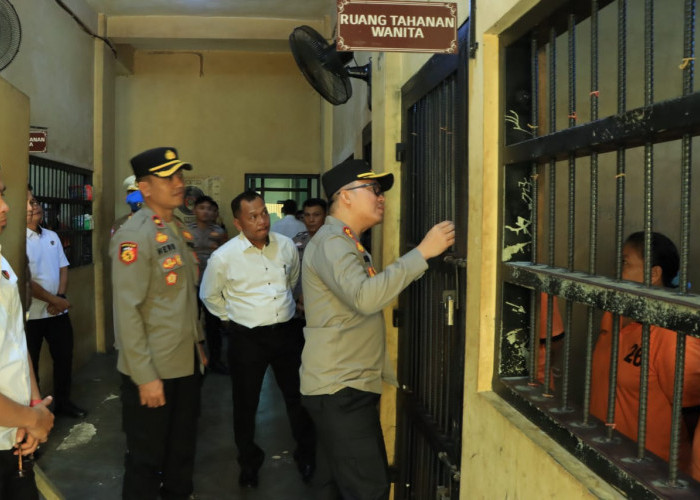 Cek Ruang Tahanan, Kapolres Tubaba Tekankan Jaga Kebersihan dan Kesehatan