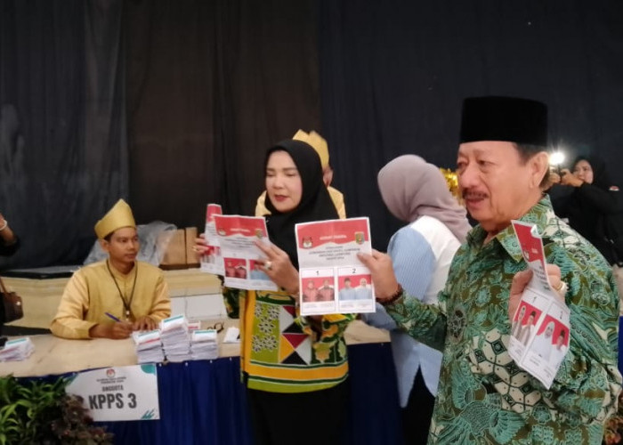 Bunda Eva dan Keluarga Nyoblos di TPS 05 Tambud, Disinggung Soal Peluang Menang: InsyaAllah