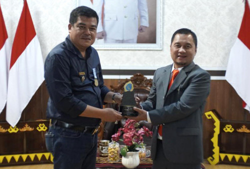 Bupati Lampung Tengah Musa Ahmad Dapat Penghargaan Dari Universitas Bandar Lampung 