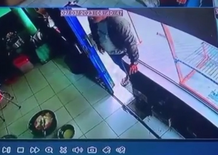 Terekam CCTV, Pelaku Berhasil Curi HP Penjual Ayam Geprek