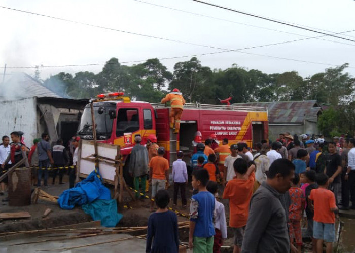 Kebakaran Rumah Polisi di Lampung Barat, Api Berhasil Dipadamkan, Tapi…