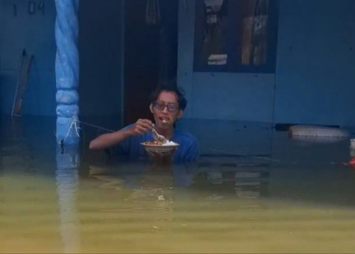 Viral, Penampakan Warga Dente Teladas Tulang Bawang Sarapan Di Tengah Banjir Rob