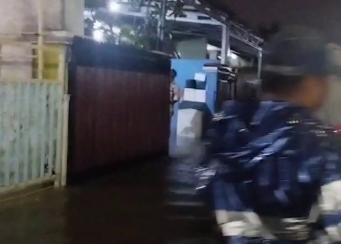 Hingga Malam Hari, Ratusan Rumah Warga Tanjung Senang Bandar Lampung Masih Terdampak Banjir