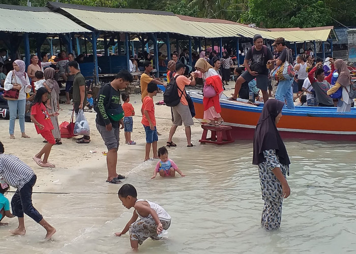 Libur Natal, Ribuan Orang Padati Pantai Mutun, Ada yang Turut Keluhkan Munculnya Dugaan Pungli