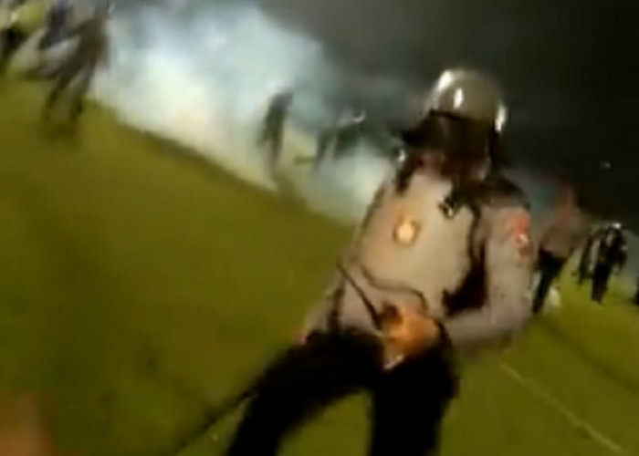Viral Memperlihatkan Video Pendukung Arema FC Minta Polisi Tidak Tembak Gas Air Mata