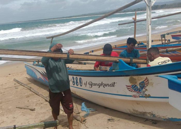 Ombak Besar Hantam Belasan Perahu Nelayan di Pesisir Barat