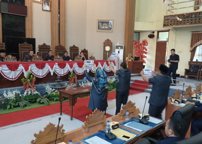 Tolak Kenaikan Harga BBM, Fraksi PKS DPRD Lampung Timur Bentangkan Poster Ini di Rapat Paripurna 