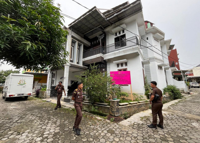 Kejari Sita Eksekusi Rumah Mewah Milik Mantan Direktur PT Karya Nusa Tujuh 