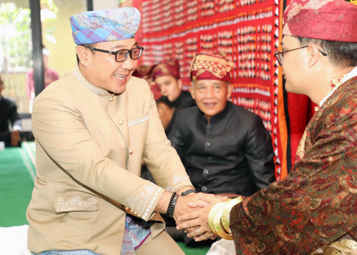Wabup Lamsel Syaiful Hadiri Prosesi Adat Keratuan Darah Putih