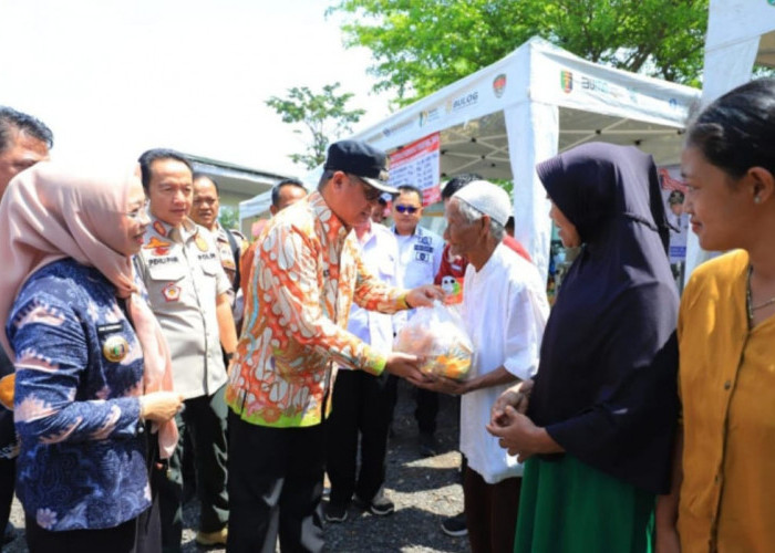 Pantau Langsung Pasar Murah, Begini Kata Pj Bupati Tulang Bawang Ferli Yuledi