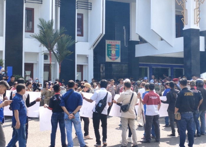 Kerjasama Tidak Dibayar, Ratusan Awak Media di Lampura Gelar Aksi hingga Melapor ke Polisi