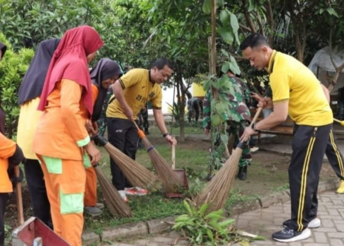 Ratusan Orang Bersih-bersih Rest Area Pekon Wates, Kapolres Pringsewu: Bangun Kebersamaan Lintas Instansi