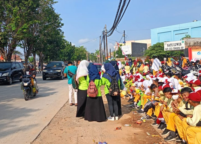 Ratusan Pelajar Berbaris di Jalan Ryacudu Sambut Jokowi