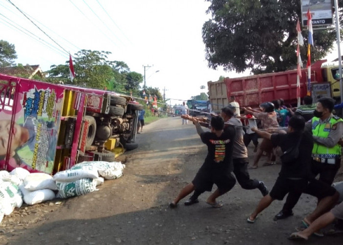 Jalan Rusak di Pringsewu Picu Kecelakaan, Truk Pengangkut Sekam Terguling 