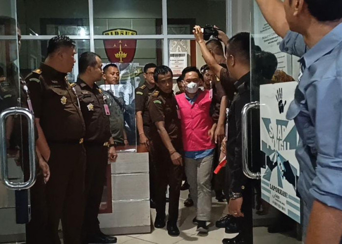 Kejati Tahan Sahriwansah Mantan Kadis DLH Bandar Lampung dan Dua Tersangka Lain