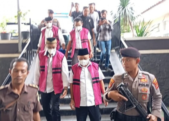 Terlibat Perkara Korupsi Proyek Rumdis, Eks Bupati Dawam Raharjo Cs Berakhir di Kursi Pesakitan